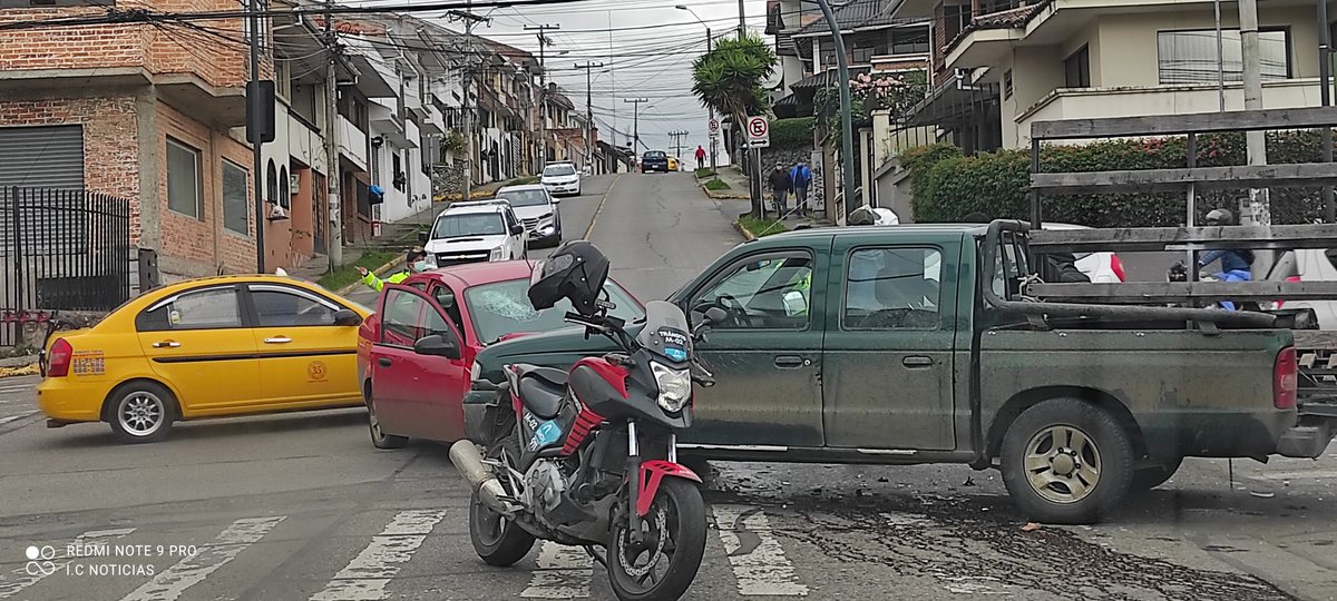 IncidenteCuenca's tweet photo. Se registra accidente de tránsito en la Av. Viracochabamba y Paseo de los Cañaris. Conducir con Precaución. @tomebamba @elmercurioec https://t.co/HWj7YGVFpw
