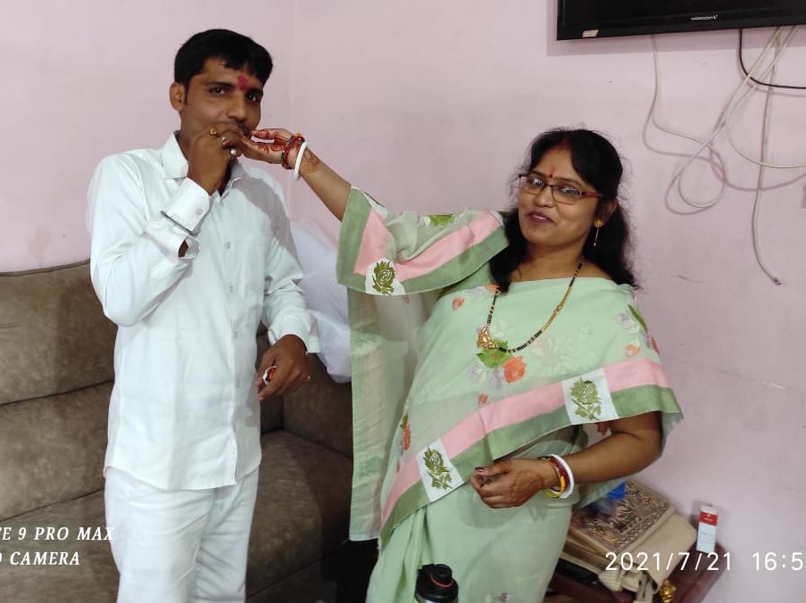Sima saha ex-mayor bhagalpur (@sahamayor) on Twitter photo छोटे देवर <a href="/pranik_bajpai/">प्राणिक वाजपेयी</a> जी को जन्मदिन की हार्दिक शुभकामनाएं और ढेरों बधाई।
आज घर पर मुँह मीठा कराकर ईश्वर से आपके दीर्घायु, स्वस्थ व सुखी जीवन की मंगलकामना करती हूँ। छोटे देवर <a href="/pranik_bajpai/">प्राणिक वाजपेयी</a> जी को जन्मदिन की हार्दिक शुभकामनाएं और ढेरों बधाई।
आज घर पर मुँह मीठा कराकर ईश्वर से आपके दीर्घायु, स्वस्थ व सुखी जीवन की मंगलकामना करती हूँ।