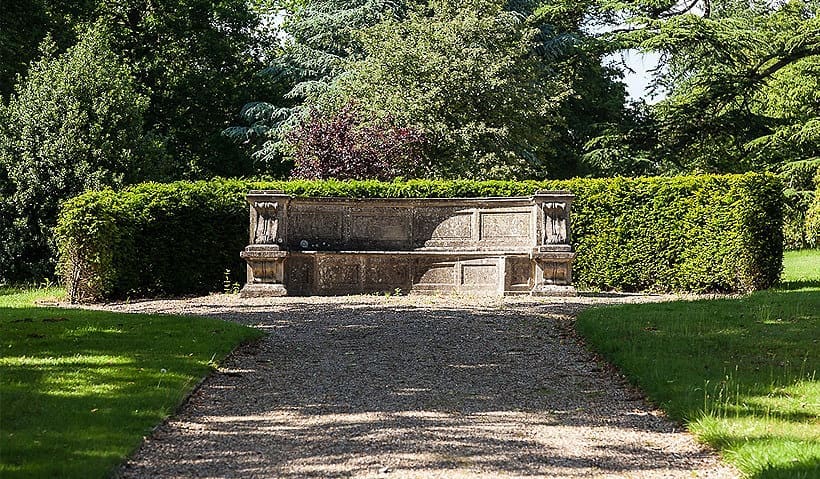 AnneCeciz's tweet photo. Se a Wrotham Hall for mesmo a  Aubrey Hall lá tem tudo que podemos imaginar nas cenas de #Bridgerton,de um mesa na biblioteca,a um lago enorme, banco de mármore, e um lindo espaço 🐝💖 https://t.co/Bc5jZdGbLx