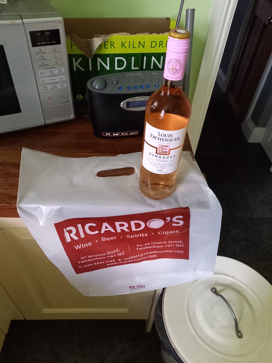 My first delivery on the Twickenham's own local electric bike. Thank you Ricardo's Cellar on Church Street <a href="/RicardosCellar/">Ricardo's Cellar</a> <a href="/DiscoverTwick/">Discover Twickenham BID</a> <a href="/LBRUT/">Richmond Council</a> #mytownuk