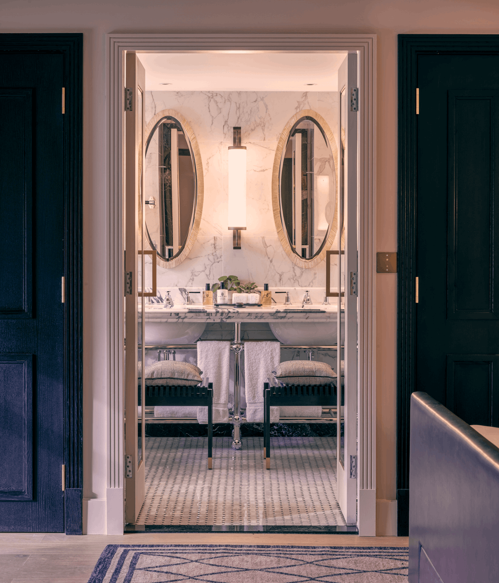 The Fifth Floor Suite bathroom is nothing short of unexpected, with its delightful marble accents, luxurious mirrors and more. The bathroom comes with two sinks so you don't have to share, making it the perfect space to get ready for your #Mayfair adventure.

#london #newhotel