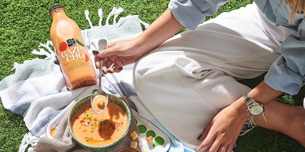 Busca tu momento, abre la nevera, coge tu botella de #gazpacho y sírvete un vaso bien fresquito. ¡Feliz día del gazpacho! Y participa en nuestro #sorteo a través de #Facebook e #Instagram😀Regalamos 10 lotes de productos Casa Mas en total! No te lo pierdas!!