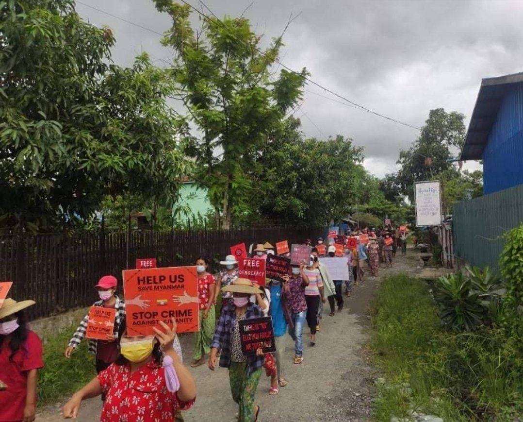 “Let us breathe freely!”
Anti-Junta evening strike in #Kalay.

Myanmar is struggling with both the pandemic and Junta, and rights of ppl are violated day by day, loosing so much lives.

JUNTA USES COVID AS WEAPONS

#July21Coup 
#WhatsHappeningInMyanmar