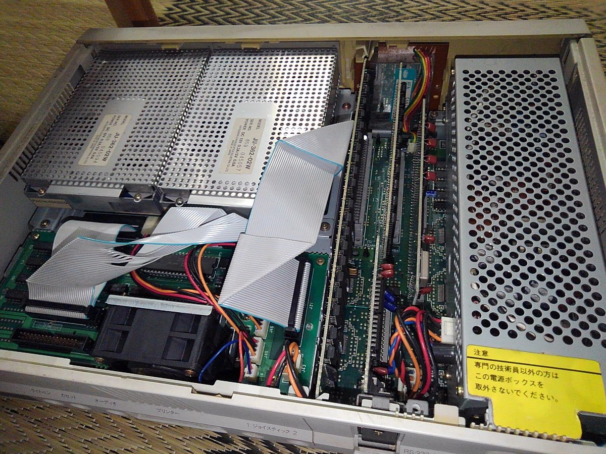 toshitada1973's tweet photo. JXをバラすよ！　FDDの台座を外すと、i8088発見！　このコはJX4かな。当時はビミョーな評価だったみたいだけど、整備性は◎だね！
#JX4
#IBMJX https://t.co/dxHQFWwwGo