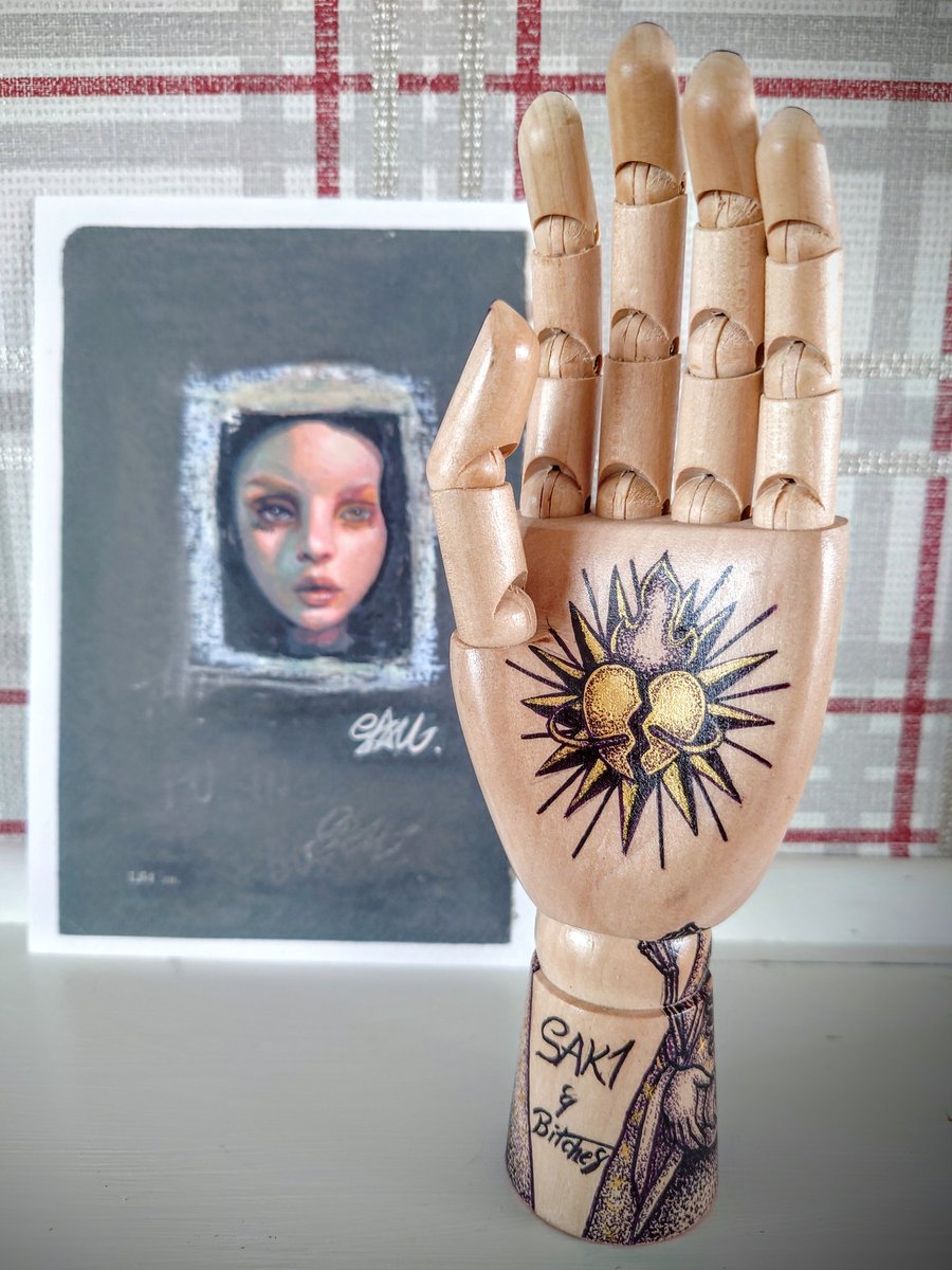 RavenandtheWasp's tweet photo. Love getting post 😍
"True love" - permanent ink and gold paint on wooden hand by Saki and Bitches #japaneseillustration #sharpie #sharpietattoo #japaneseart #art #truelove https://t.co/eOVQ51Upsg