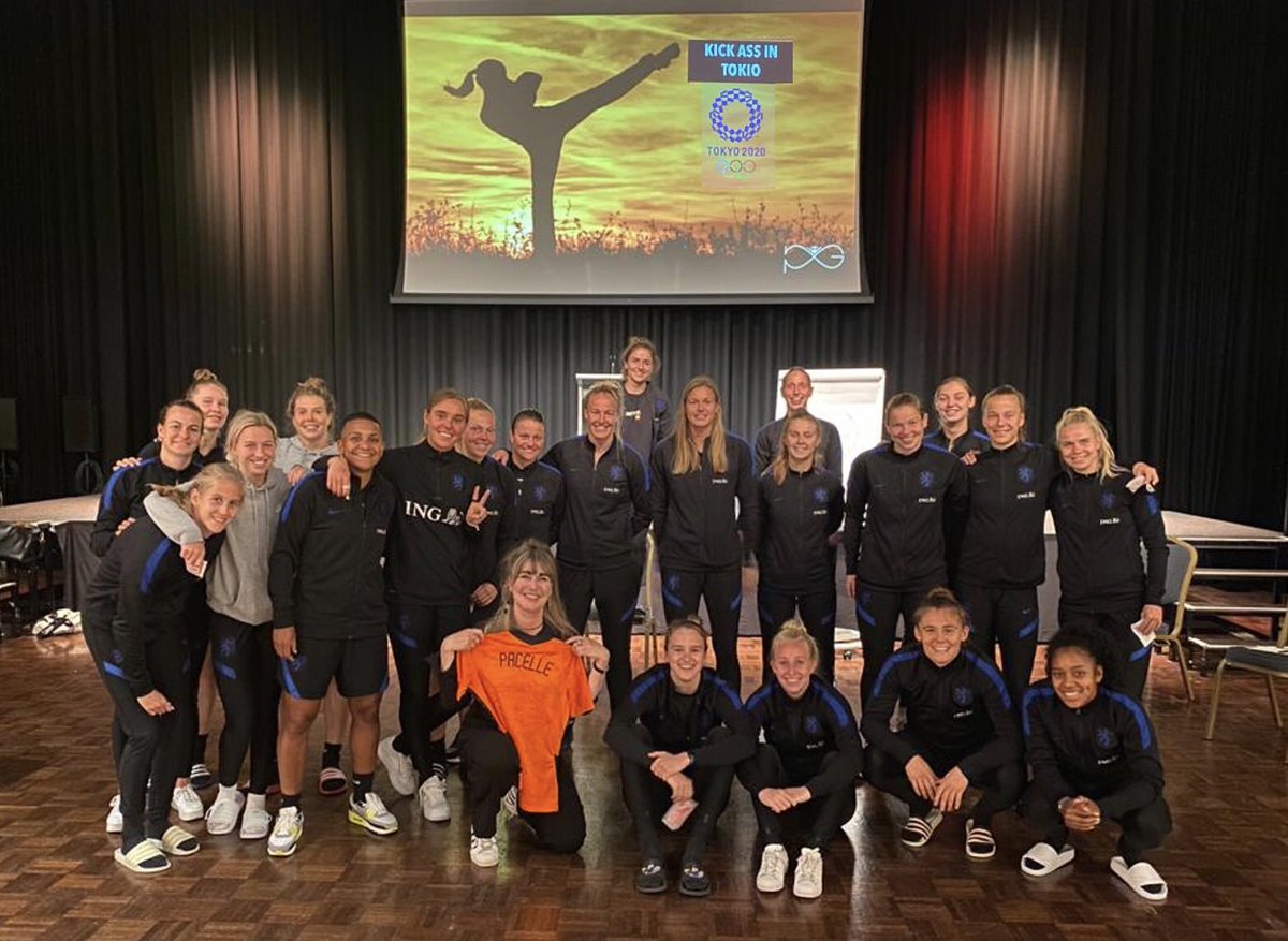 Kick ass start in Tokio 🧡 Supertrots op onze geweldige <a href="/oranjevrouwen/">OranjeLeeuwinnen</a> #teamnl <a href="/anjavanginhoven/">Anja van Ginhoven</a> <a href="/wiegman_s/">Sarina Wiegman</a>