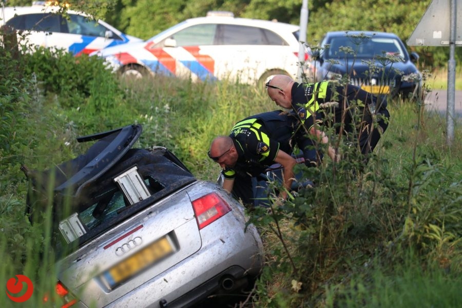 Bestuurder belandt in de sloot en raakt ernstig gewond bij Surhuizum