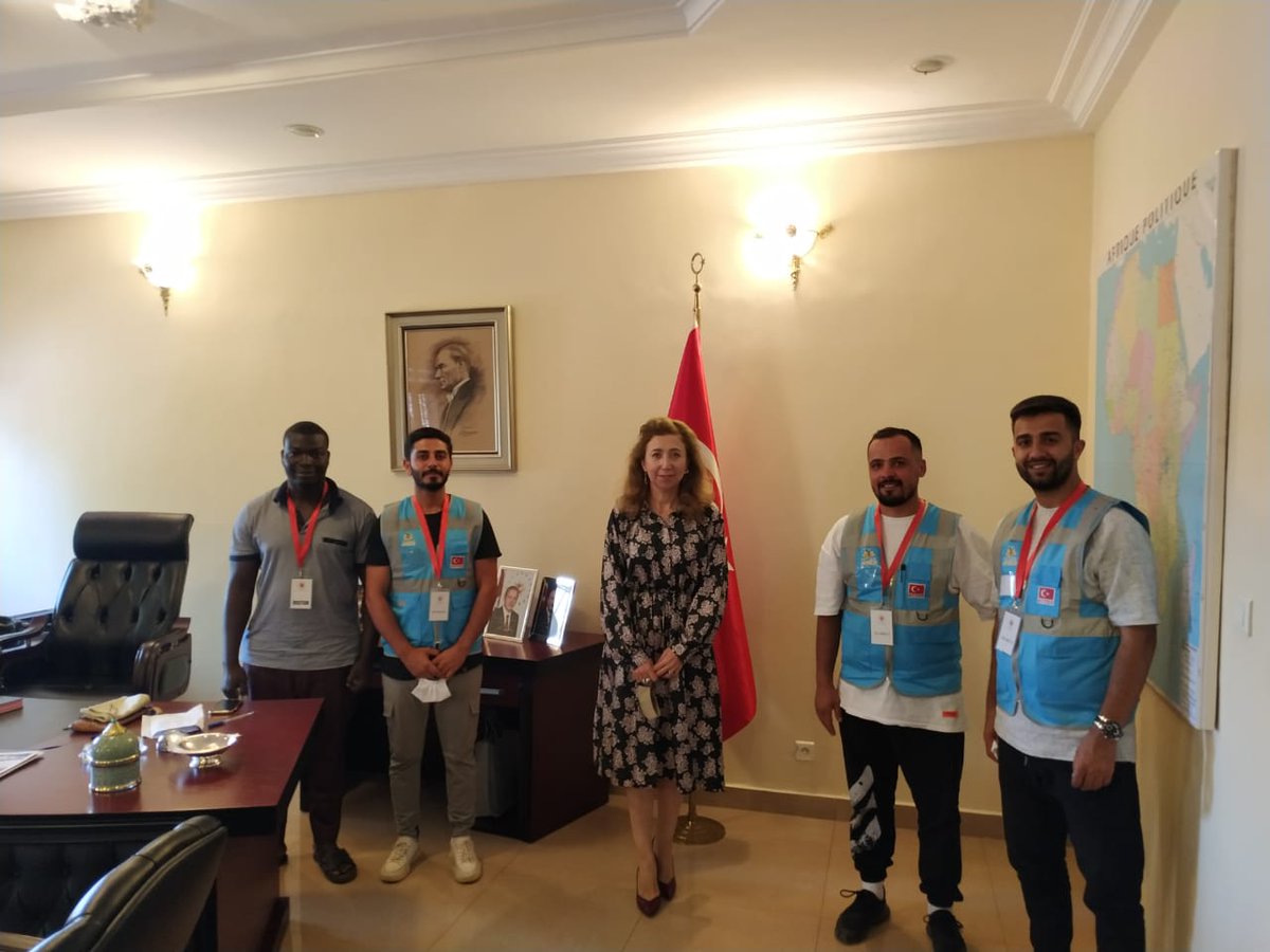 Kurban Bayramı vesilesiyle insani yardım faaliyetleri kapsamında #BurkinaFaso'da bulunan <a href="/DiyanetVakfi/">Türkiye Diyanet Vakfı</a>, Merhamet Teşkilatı ve <a href="/yariniaydinlat/">Yarını Aydınlat Derneği</a> dernekleri Büyükelçimiz <a href="/NilgunAri/">Nilgun Erdem Ari</a>'ya nezaket ziyaretinde bulunmuşlardır.

🇹🇷🤝🇧🇫

<a href="/TC_Disisleri/">T.C. Dışişleri Bakanlığı</a>

#Iwili