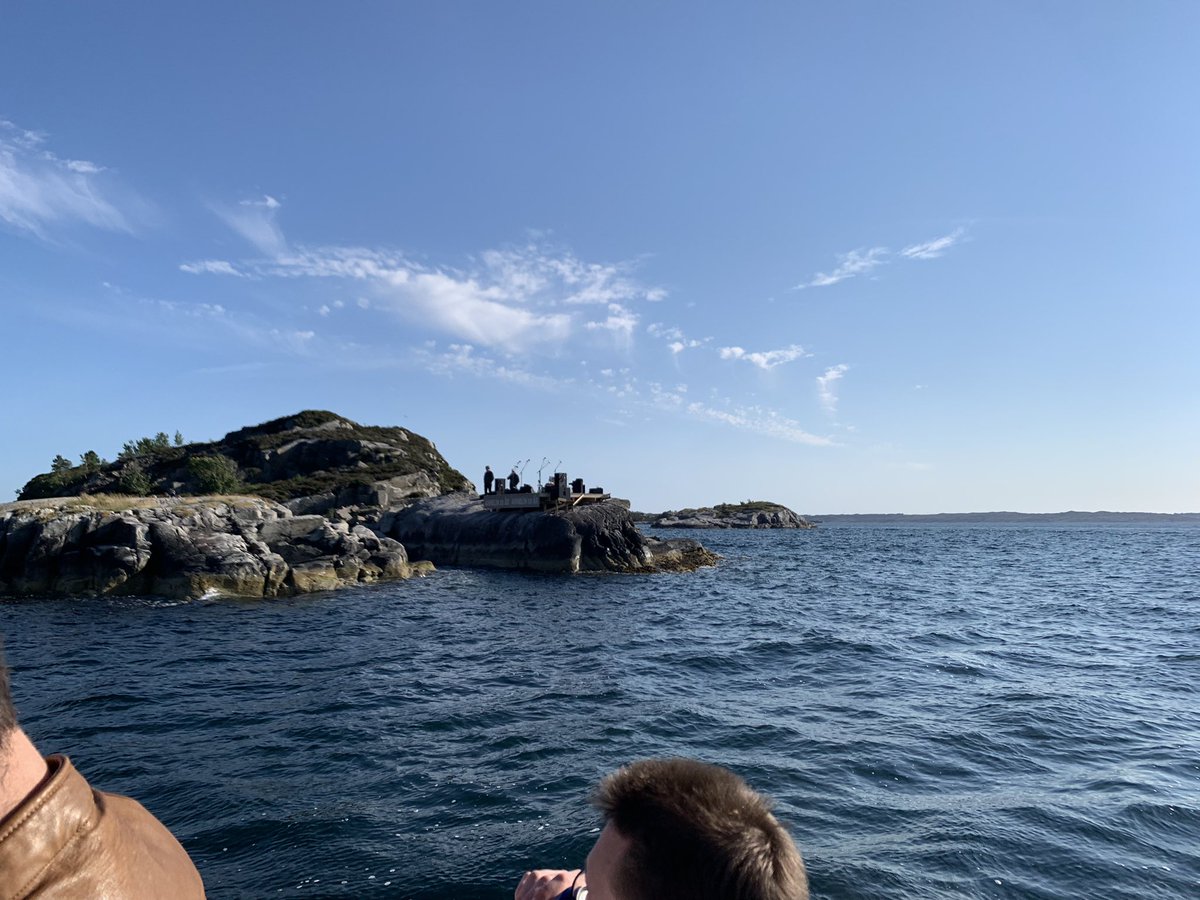 CSchjelderup's tweet photo. Her har jeg gjort en jobb i kveld. På en holme ute i havgapet med solnedgang i ryggen og en beruset gjeng med Askøyværinger som heldigvis ikke levde opp til ryktet sitt. De. Var. Gull. https://t.co/8ydRoPAZov