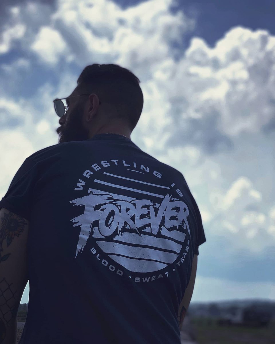 WresIsForever's tweet photo. John's enjoyin' summer in his brand new, Blood, Sweat, Tears T 💙

Only a limited number left in each size 🌊

https://t.co/XYcWZopsKZ

#WrestlingIsForever https://t.co/BHMwxy2Elg