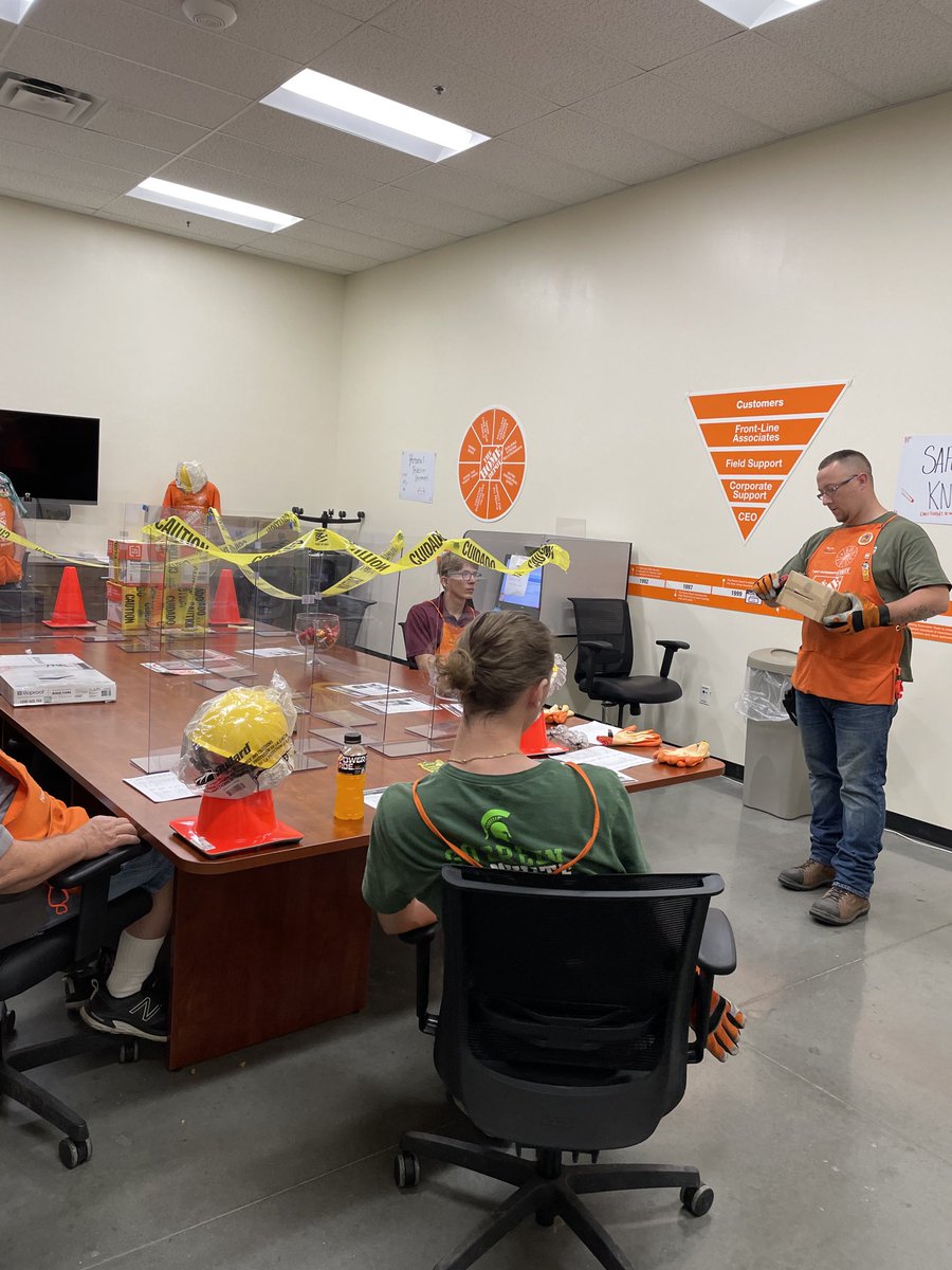 Sharing information during Safety Day! Way to go Infocus Team! ⁦@kimwiechert⁩ ⁦@nate_knowles⁩ ⁦@Mdross66⁩ ⁦@bobsaniga⁩ ⁦@keri_williams⁩ ⁦@TomTaylor2189⁩ ⁦@niki_langlois⁩