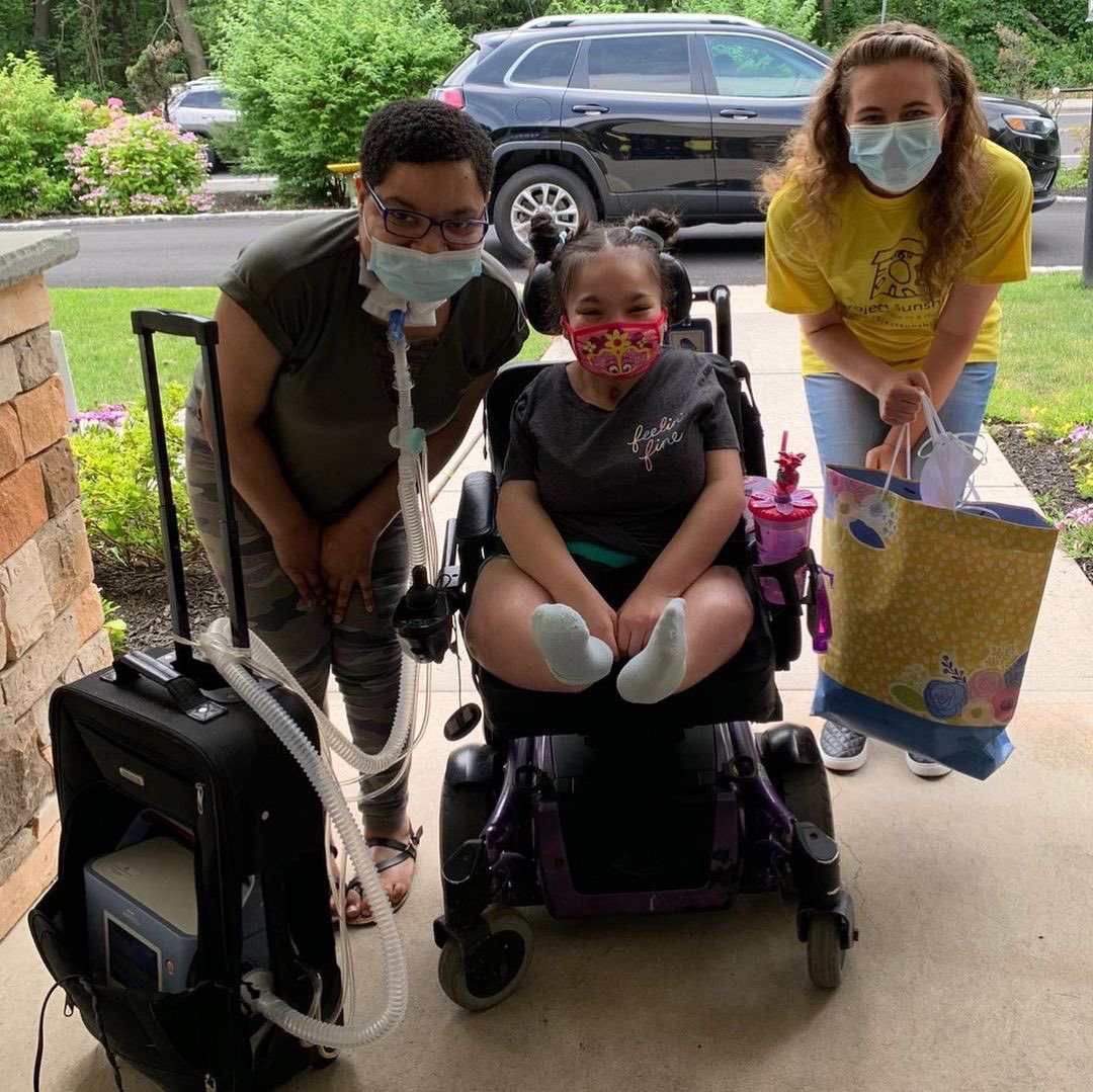 AngelasHouse's tweet photo. We are so blessed to have the amazing support of @ProjSunshineSJC this year as they donated over 100 craft kits to Angela’s House through their initiative 𝘚𝘦𝘯𝘥𝘪𝘯𝘨 𝘚𝘶𝘯𝘴𝘩𝘪𝘯𝘦 𝘠𝘰𝘶𝘳 𝘞𝘢𝘺 as well as providing stuffed animals to our kids! https://t.co/3C6iTg2AgM