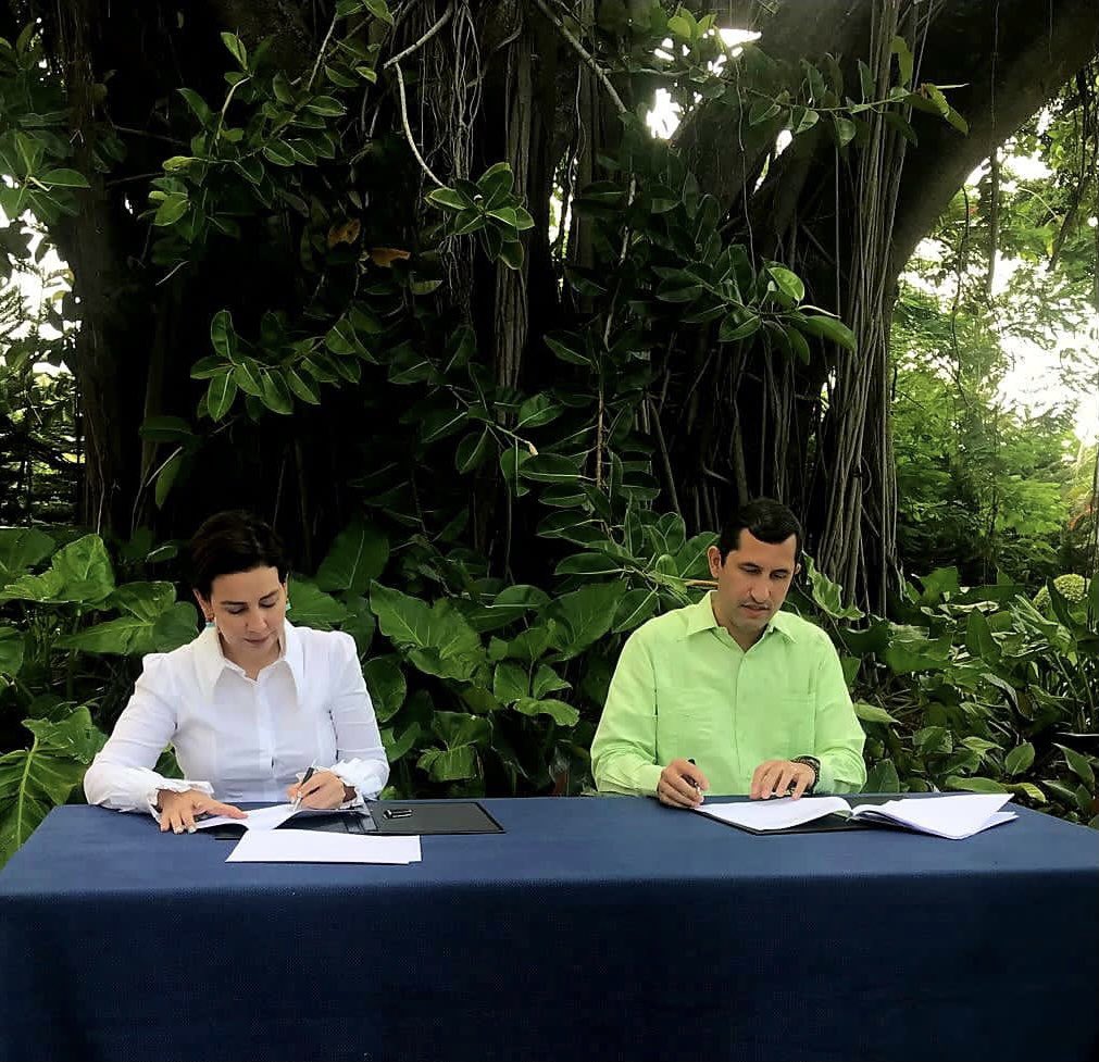 La Ciudad Primada de América,
La Primera Ciudad Eléctrica.
Esta mañana se firmó el acuerdo entre el Cluster Turístico de Santo Domingo y <a href="/evergo/">Philips Respironics</a> para la instalación de puntos de carga en la ciudad.