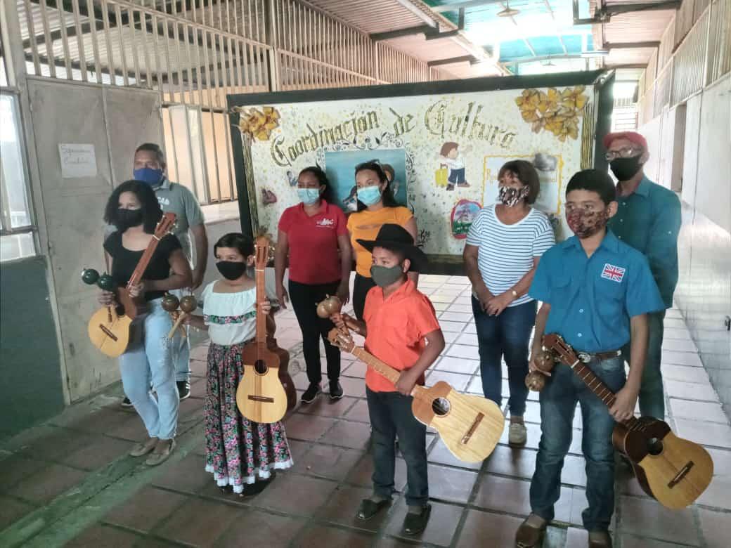 Municipioinfant's tweet photo. R.E.C. Infante Entrega de instrumentos a estudiantes que han participado en eventos culturales  @MPPEDUCACION  @MPPEDUCACION @NicolasMaduro  @GuaricoZonaEduc  @nairobygs https://t.co/hqFztSsRmi
