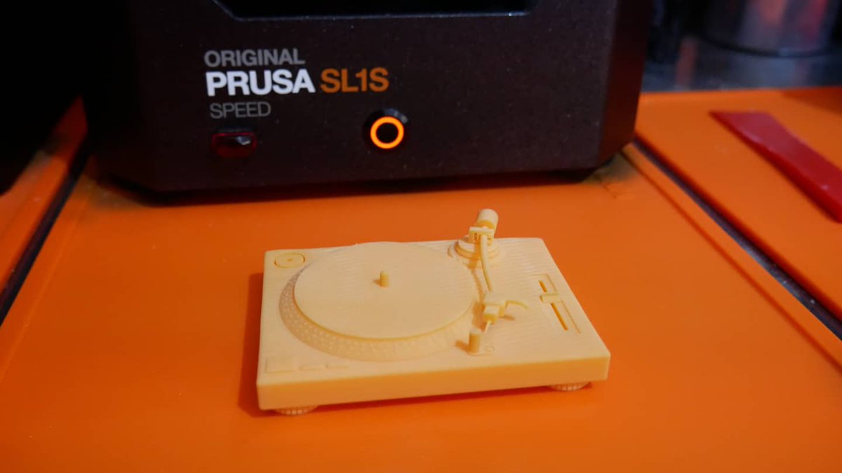 de3dprintman's tweet image. This cool little #TechnicsSL1210 turntable is printed in 50 micron in Prusa Polymers Orange Tough resin on the #PrusaSL1SSpeed by @josefprusa. It took 2 hours and 36 minutes to complete. 

thingiverse.com/thing:3133757

#3dprinting #prusa3d #prusaprinters