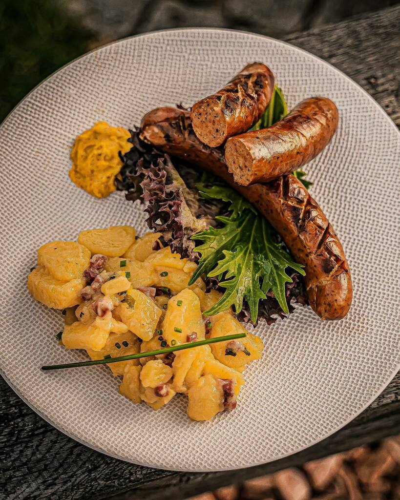 Einfach, ehrlich und der Klassiker schlechthin 😜 Bratwurst mit Kartoffelsalat- einfaches kann so lecker sein 😋

#bratwurst #bratwürst #kartoffelsalat #kartoffeln #essen #essenmachtglücklich #abendessen #lecker #leckerschmecker #leckeressen #foodblogger #foodphotography #food…
