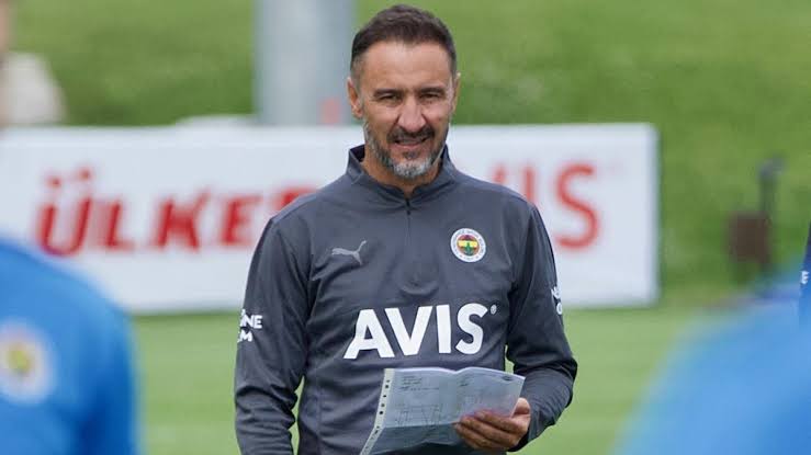 Galatasaray üçlü savunma ile maça çıkmış. Fatih terim gelsin Vitor Pereira hocamdan üçlü savunma dersi alsın 😎 #PSVvGS