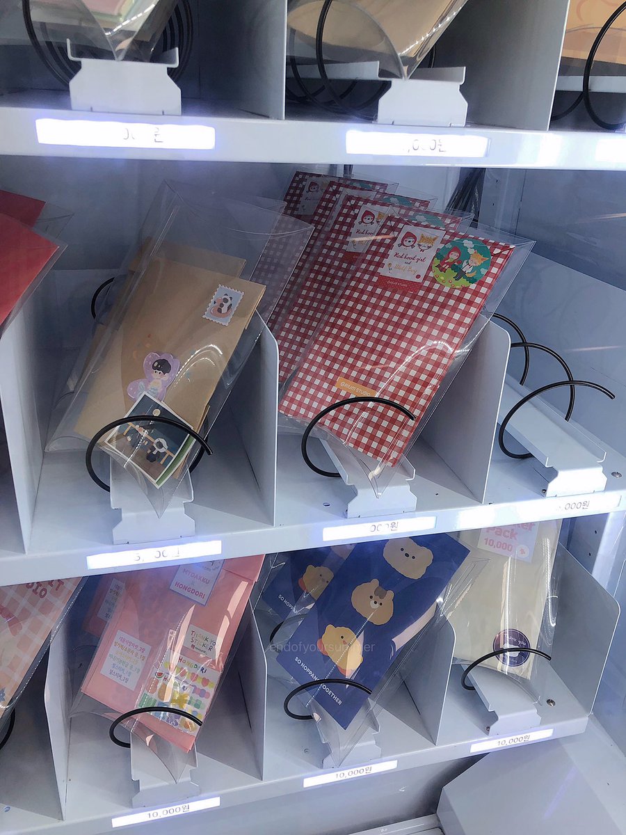 จิงงงศิลปะมันไปไม่ได้ไกลในรัฐเผด็จการ นี่เดินในรฟฟใต้ดินเกาหลีมีตู้ให้กดสตก.กับโปสการ์ดเซตแบบนี้เลย ศิลปะเข้าถึงง่ายเหมือนกดน้ำกิน