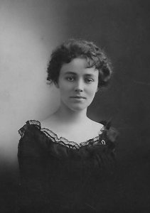 1919: Emma Simpson erschießt ihren untreuen Ehemann während der Scheidungsverhandlung. "Sie haben ihn getötet", schreit ein Gerichtsschreiber. "Das hoffe ich doch", antwortet Simpson.