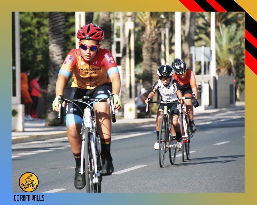 🚴‍♀️🚴🏻‍♂️una semana más, nuestros campeones de la escuela disfrutaron de una calurosa tarde de carreras en Elche. Lo pasaron genial y, además, demostraron que van mejorando carrera a carrera! 💪💪 enhorabuena a todos!! 👏🏻👏🏻