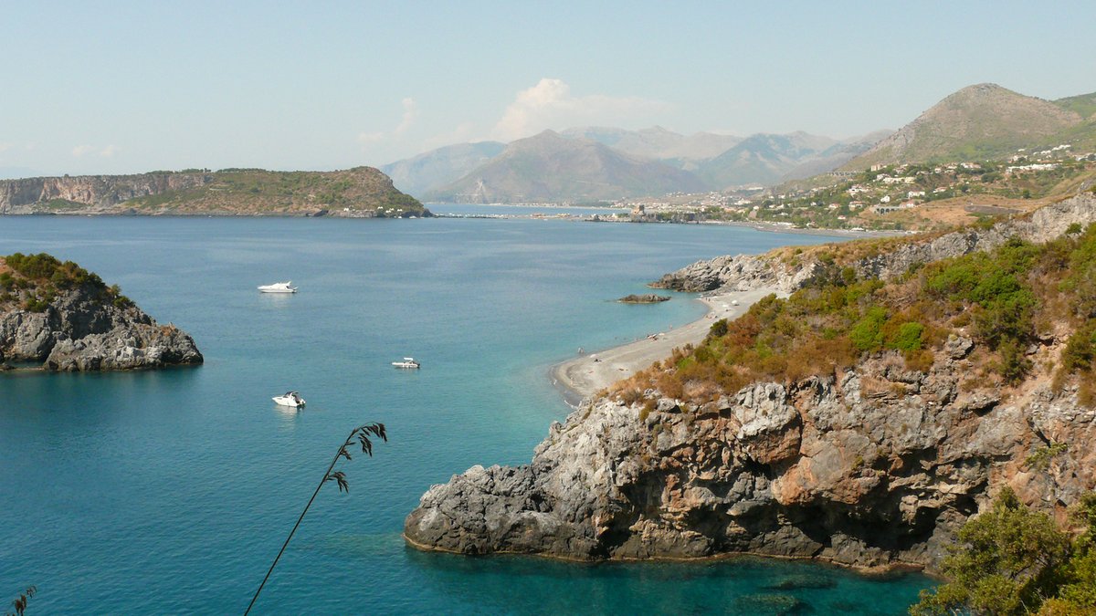 leviedellaperla's tweet photo. L'Isola di Dino è la più grande delle due uniche isole della Calabria (la seconda è Cirella). 
Ne parliamo nel nuovo articolo del nostro blog che descrive la Minicrociera sulla Riviera dei Cedri 👇
https://t.co/y3sUpkf2yO
#viaggiareincalabria #minicrociera #Calabria #gitainbarca https://t.co/T4KFqyd7Vf