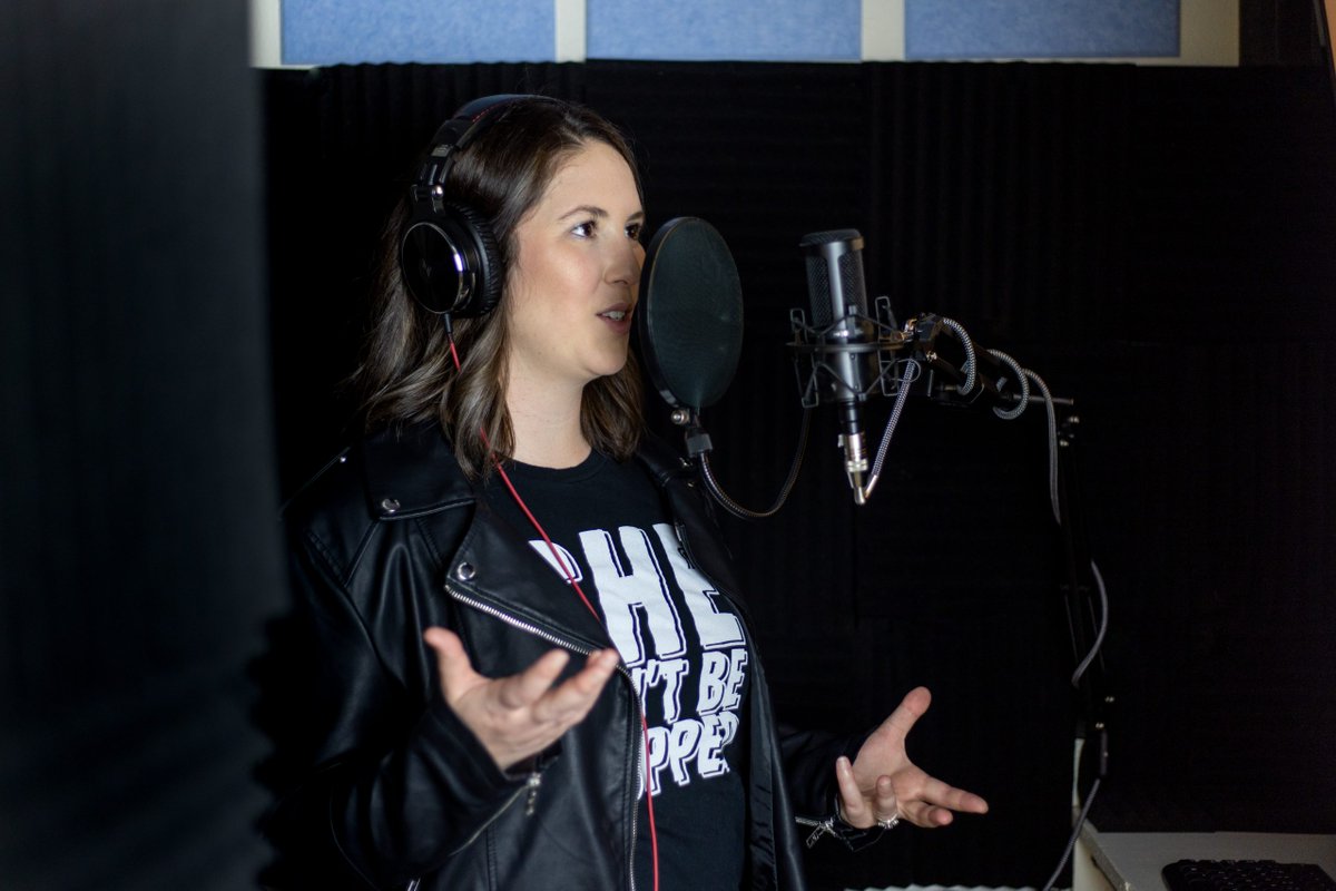geekspeakshow1's tweet photo. Geek Speak Expo - Day 3: Our own @ScarySiren asks the questions a VO actor should ask at the beginning of their career. @melaniescroggvo answers those questions: https://t.co/DSx52wHFQx https://t.co/ZZCcOmiOcT