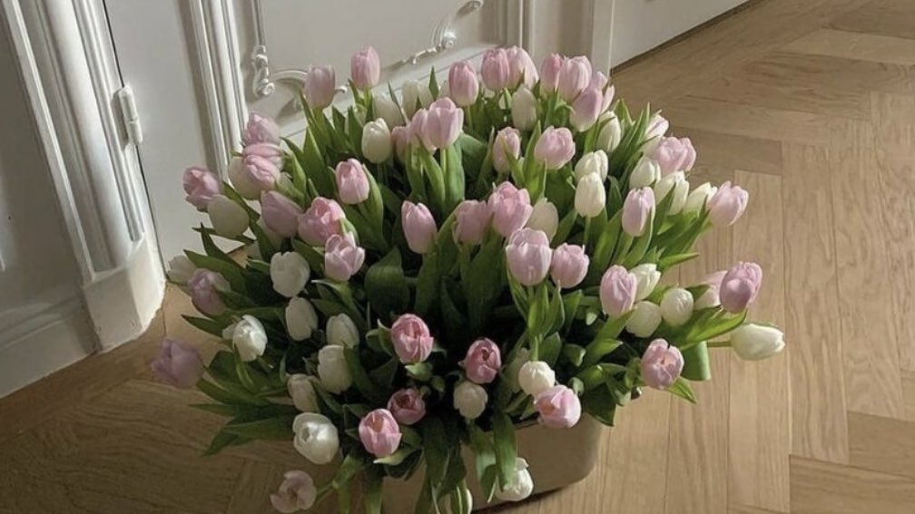 ทิวลิป (น.)
เป็นดอกไม้ของความรัก ความรู้สึกดีและเป็นคำพูดได้ว่า ‘เธอน่ารักจัง’ หรือ ‘ตกหลุมรักเธอซ้ำๆ ในทุกวันเลย’