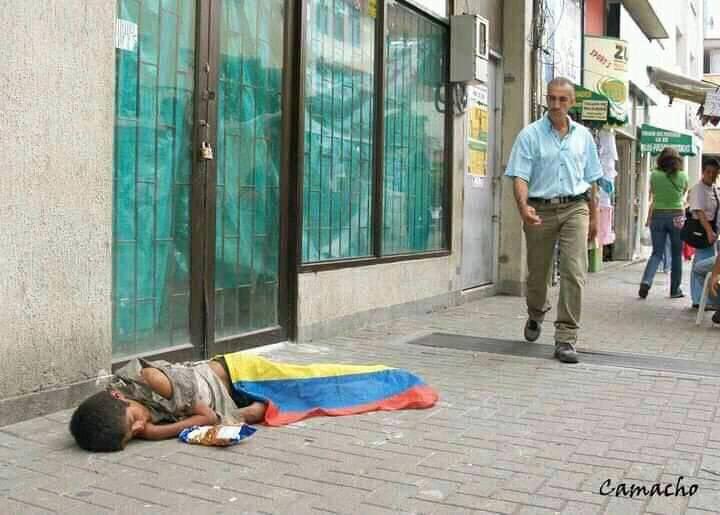 derlilopeza's tweet photo. Lo importante es que la bandera no esté al revés. 🙄😓😓 https://t.co/EDKt742eEi