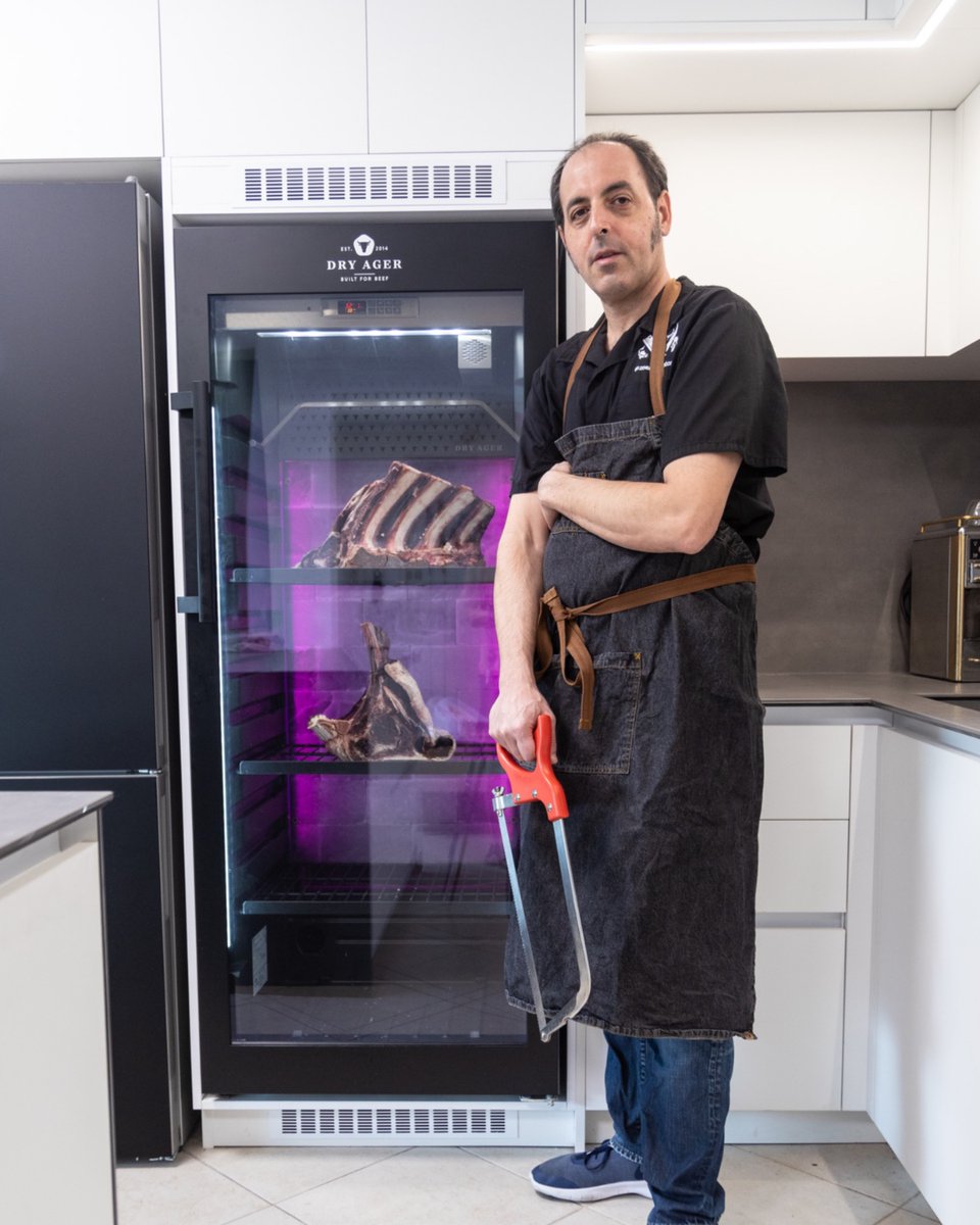 𝐁𝐋𝐀𝐂𝐊 𝐃𝐑𝐘 𝐀𝐆𝐄𝐑 🌚
_
Yes! The DRY AGER in black? 
You can order it now with an extra charge. Just ask your dealer for it. Uhhh yeah! 🤩

#dryager #meattime #mymeat #beefeater #instameat #dryaged #dryagedbeef 📸: <a href="/meatcurator/">Ruben E. Maislos</a>