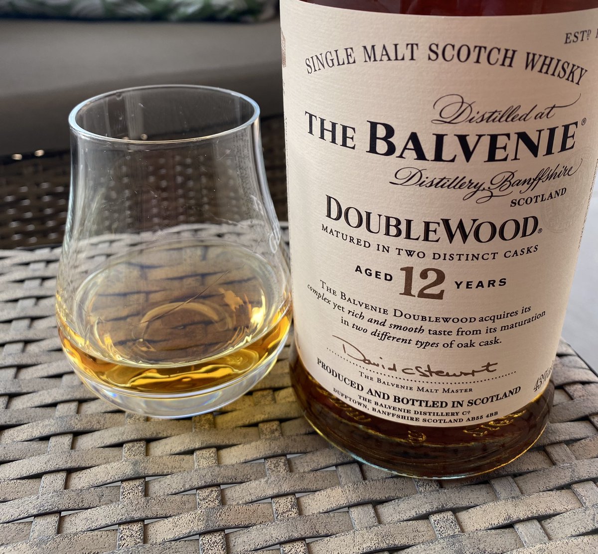 Sitting on the patio contemplating the cold weather predicted for tomorrow. Then it will be too cold to enjoy a bit of winter sun. The Balvenie DoubleWood is a warming accompaniment to enjoy while I can. 🥶
