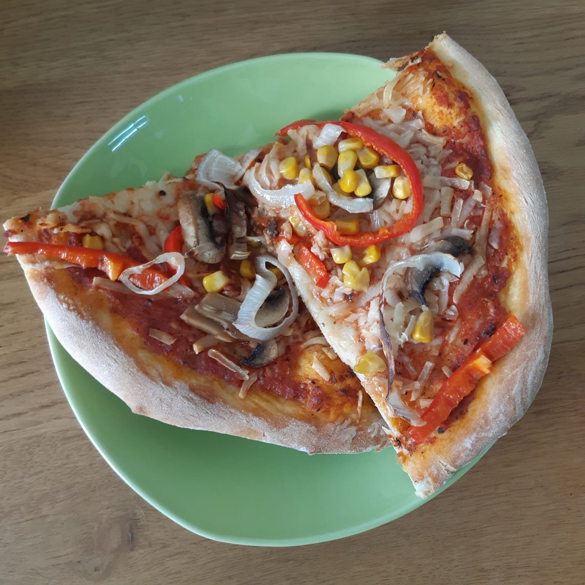 Fırından alınan hamur ile yapılan pizza&gt;&gt;&gt;&gt;