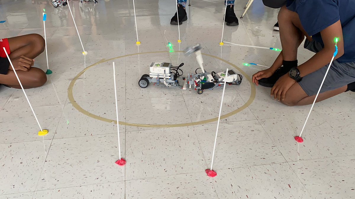 InstTechFTPS's tweet image. Week 3-  FMS Summer STEAM - robots and coding challenge! Students did an amazing job creating complex EV3 models. @HurdVPFMS_FTPS @SGS_FTPSchools @KellyVPFMS_FTPS @LMooreFMS_FTPS