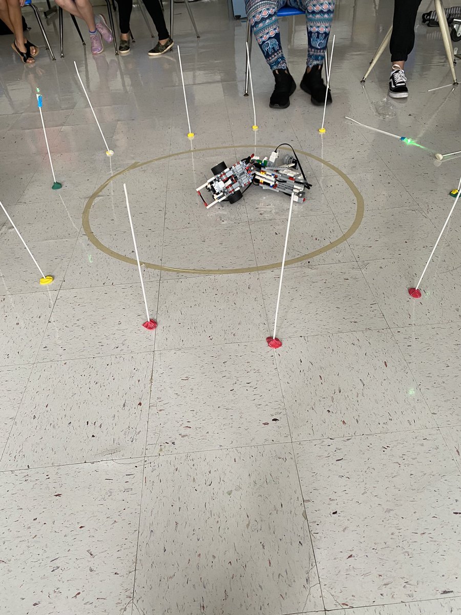 InstTechFTPS's tweet image. Week 3-  FMS Summer STEAM - robots and coding challenge! Students did an amazing job creating complex EV3 models. @HurdVPFMS_FTPS @SGS_FTPSchools @KellyVPFMS_FTPS @LMooreFMS_FTPS