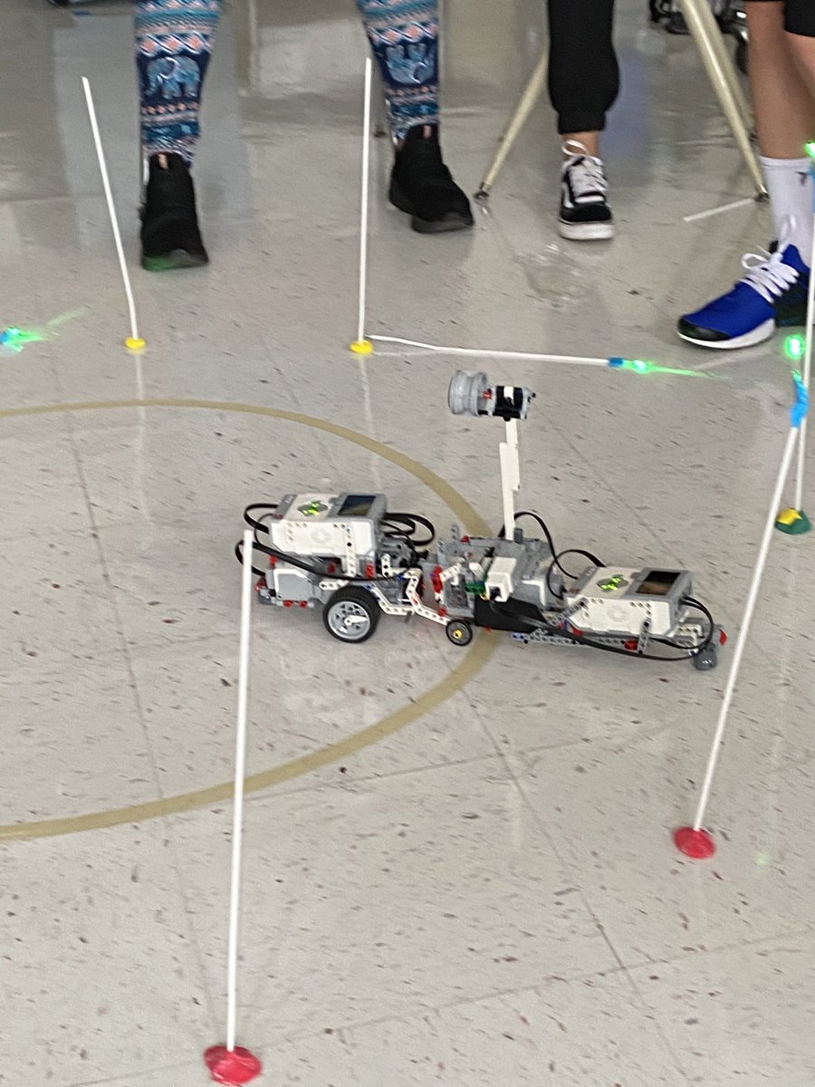 InstTechFTPS's tweet image. Week 3-  FMS Summer STEAM - robots and coding challenge! Students did an amazing job creating complex EV3 models. @HurdVPFMS_FTPS @SGS_FTPSchools @KellyVPFMS_FTPS @LMooreFMS_FTPS