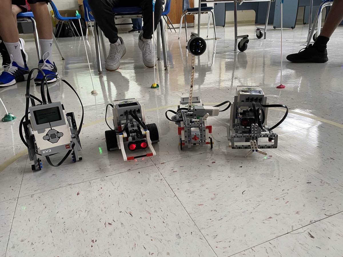 InstTechFTPS's tweet image. Week 3-  FMS Summer STEAM - robots and coding challenge! Students did an amazing job creating complex EV3 models. @HurdVPFMS_FTPS @SGS_FTPSchools @KellyVPFMS_FTPS @LMooreFMS_FTPS