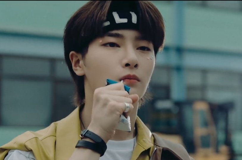 verse2dududu's tweet photo. When the intro went 🔥     but there's them🤣

#StrayKids https://t.co/74Nh4ZLetr
