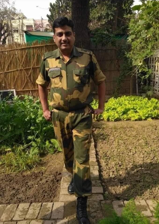 Pahalavan8's tweet photo. भारत माता की सेवा में अपना सर्वस्व न्योछावर करने वाले सीकर जिले के टाटनवां गांव निवासी सैनिक जितेंद्र सिंह जी शेखावत की शहादत को कोटि-कोटि नमन।
ईश्वर दिवंगत आत्मा को शांति व शोक संतप्त परिजनों को संबल प्रदान करें!!
🕉️🙏🏻
#ShahadatKoSalam https://t.co/pmBnArKn8m