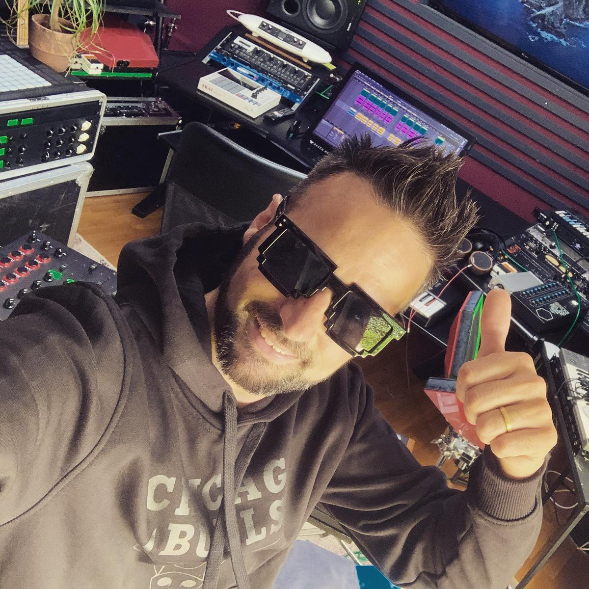 Yo les amis!! Pour fêter la sortie de mon nouveau projet "Manudigital Meets Rastar All Stars" je vous propose de se retrouver vendredi à 17H (French hour) pour un Live stream sur YouTube, Facebook et Twitch. On pourra découvrir cet album ensemble  et il y aura des surprises !