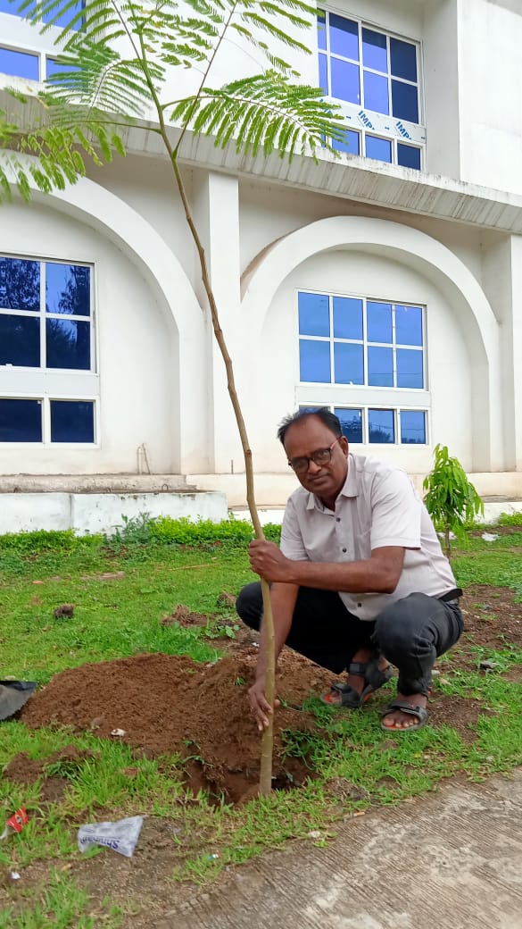rajeshverrao's tweet photo. Today again we planted trees at SAI Training centre Digvijay Stadium Rajnandgaon with the help of Aashutosh Chaturvedi commissioner Municipal Corporation Rajnandgaon. 
Thanks to
@SinhaTaran @AashutshC
@sai_media
@rajeshverrao @SaiRajnandgaon https://t.co/Hf8PrcQApZ