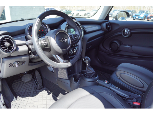 MINIMonmouth's tweet photo. This Certified Pre-Owned 2019 MINI Hardtop 2 Door Cooper has a beautiful exterior and offers a technologically advanced interior.🔗 https://t.co/vZNkSxIvQl
.
.
.
#MINI #MINIOfMonmouth #RayCatena https://t.co/YSMOqXQBUW