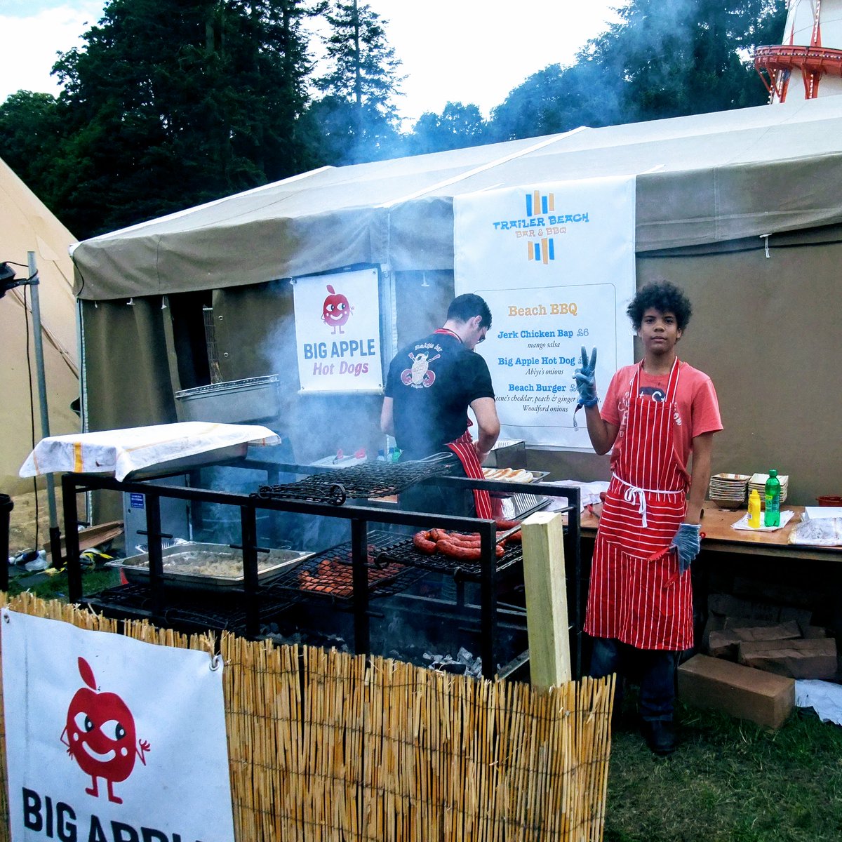 BigAppleHotDogs's tweet photo. We lost our #FestivalVirginity 10 years this weekend, it wasn't at V, it was the lovely @LatitudeFest & what an eye-opening experience it was!
We were hardly geared up for it - the BBQs were borrowed & I had to rope in my, underage, first born to help.
#TheBAHDoldDays https://t.co/w4dSI0SsMX