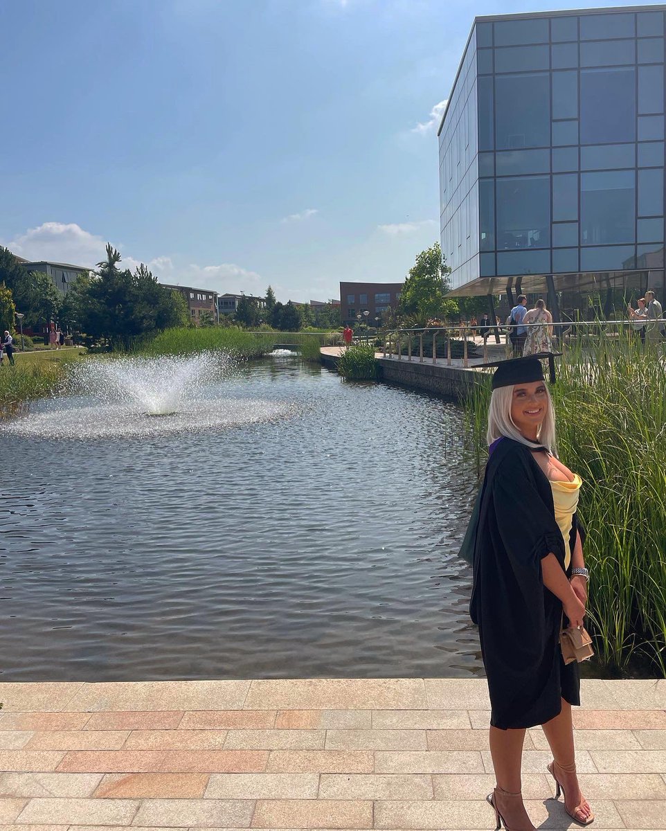 MissOrritt's tweet photo. You’re looking at a GRADUATE👩🏼‍🎓🥰 https://t.co/bmFzyvos9e