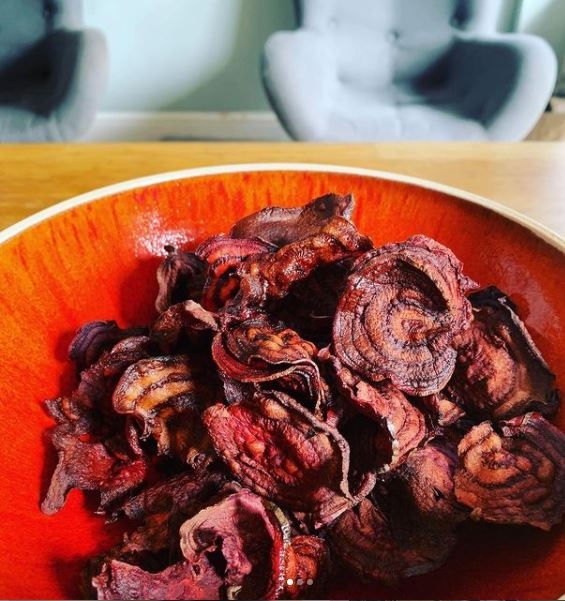 Have you tried to make your own vegetable crisps?

Beetroots sliced with the mandolin, over night in the dehydrator and finished off in the oven with a little oil and salt.

Could it be any easier?

#recipewednesday