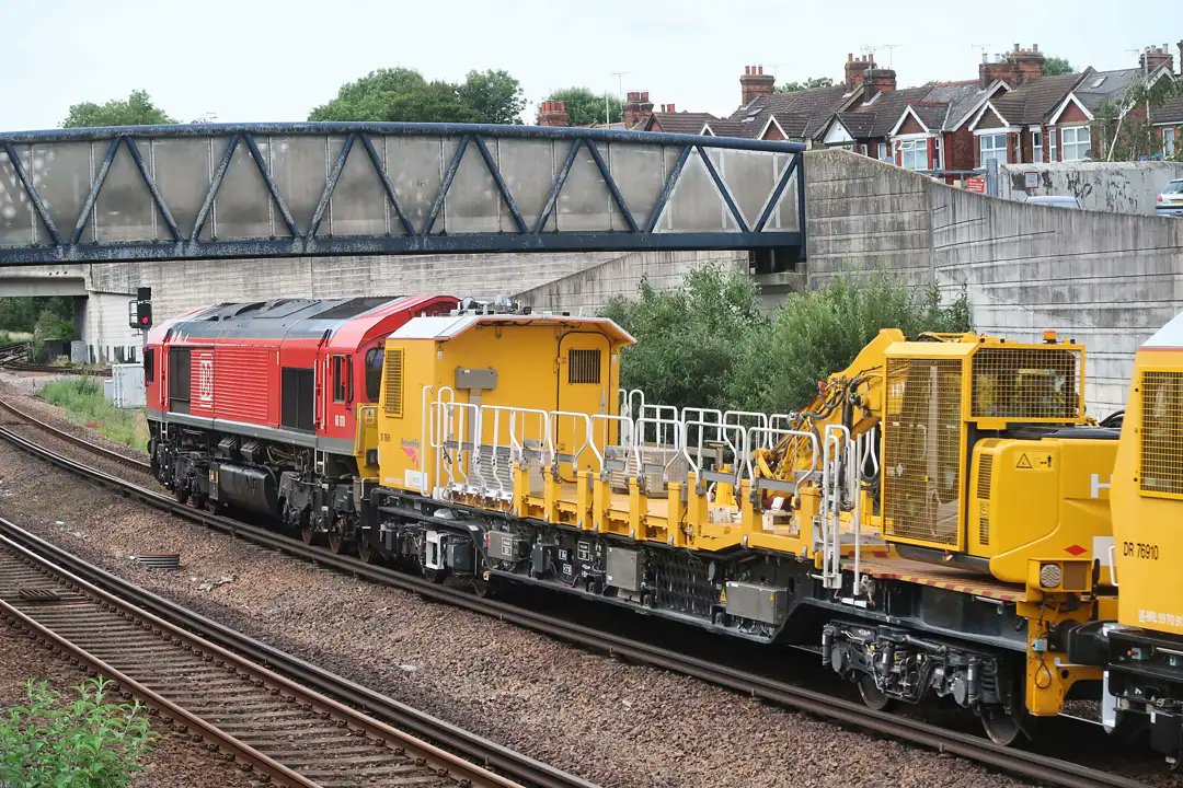 martinw02998119's tweet image. 66183 with DR76910,DR76906 &amp;amp; 66078 in tow. swindon transfer sidings to Dollands Moor  5/7/21 @DBCargoUK
 #windhoff @networkrail
