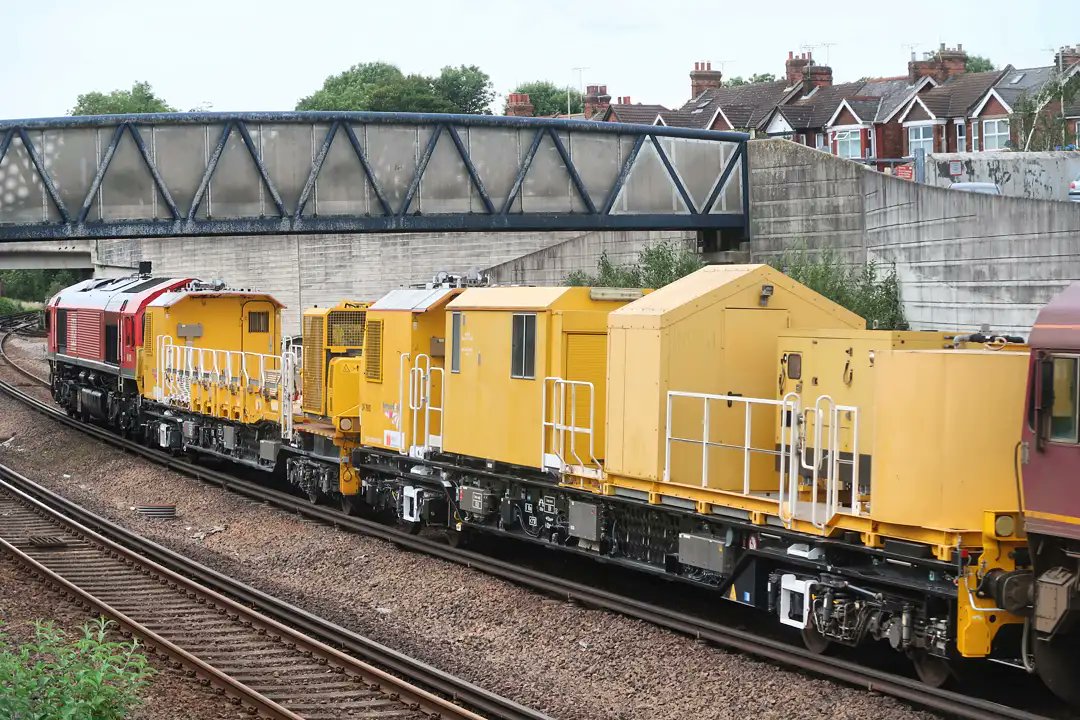 martinw02998119's tweet image. 66183 with DR76910,DR76906 &amp;amp; 66078 in tow. swindon transfer sidings to Dollands Moor  5/7/21 @DBCargoUK
 #windhoff @networkrail