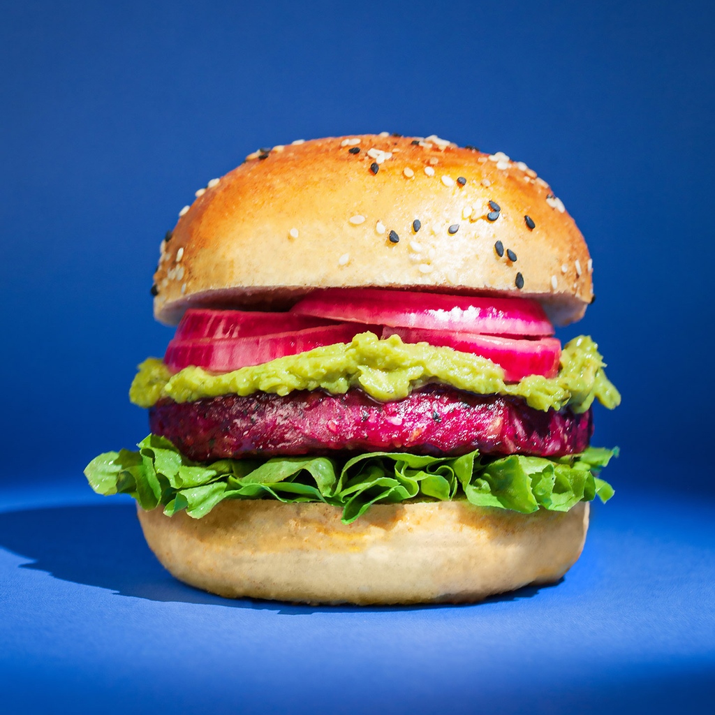 Thưởng thức Beet Burgers with Avocado, món burger cực kỳ độc đáo và hấp dẫn với rau củ và quả bơ. Khám phá hình ảnh liên quan để trải nghiệm hương vị thơm ngon ngất ngây. 