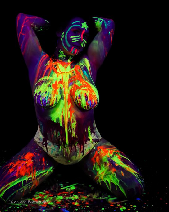 Latest shoot was probably the most fun 🖤☣️🤤 

https://t.co/DQJ3mgNnl3 
 #altmodel #onlyfansgirls #BodyPainting