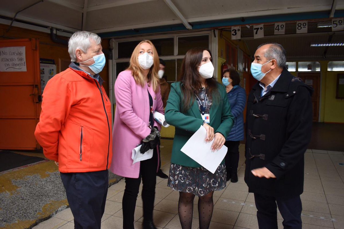DPRLosLagos's tweet photo. En Escuela República Argentina #PuertoMontt, Delegado Presidencial Regional @geisse_carlos  y @seremieducLlgos, @Paulina_Lobos_A,verifican preparación de establecimientos educacionales previo a retomar clases en segundo semestre. Es posible,respetando protocolos sanitarios. https://t.co/lyKyqzAe9T