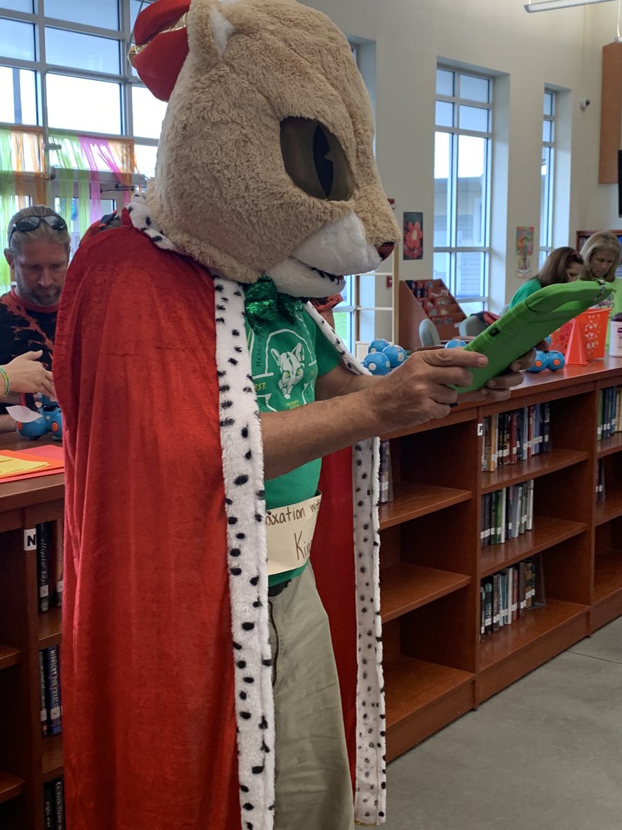 Roberto The Panther as King George III scores a goal for <a href="/RosewoodMagnet/">Rosewood Magnet</a> while coding robots. @SDIRC_PD #reignitethelite