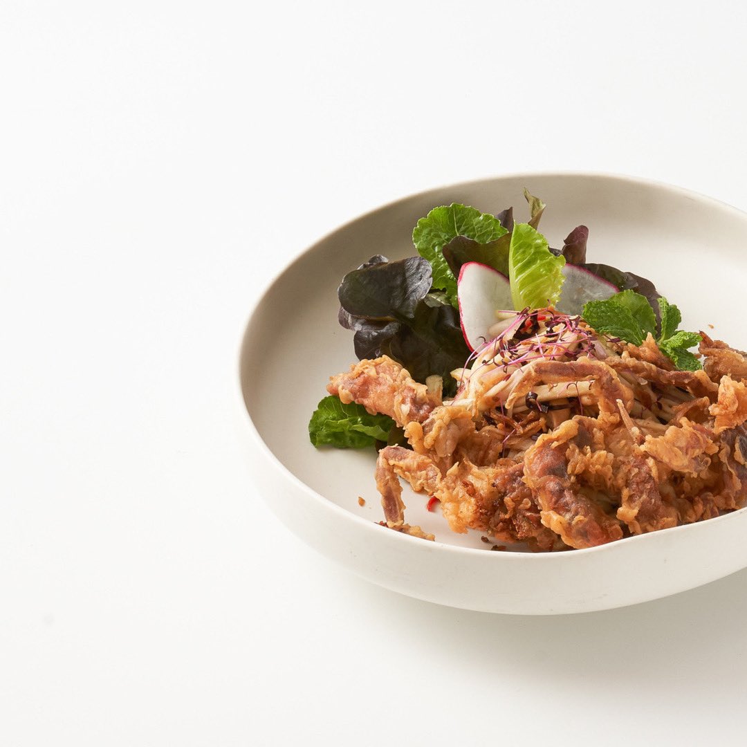 Tonight's dinner is Mango Salad with battered Soft Shell Crab - It is light yet filling and most importantly TASTY!!